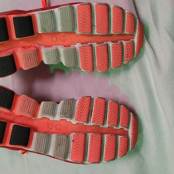 Women's On Cloud Cloudflow sz 9 - Picture 3 of 6